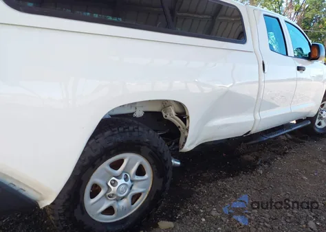 2018 Toyota Tundra Sr 5.7L V8 из США, поврежденный, VIN 5TFCY5F15JX023091